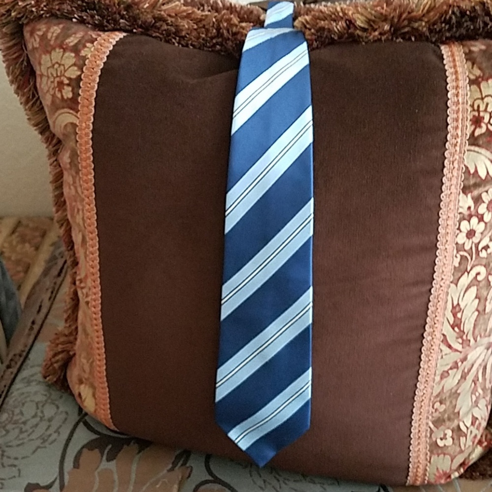 IZOD Men's 100% silk tie